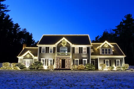 4 Reasons To Hire A Holiday Light Installation Pro